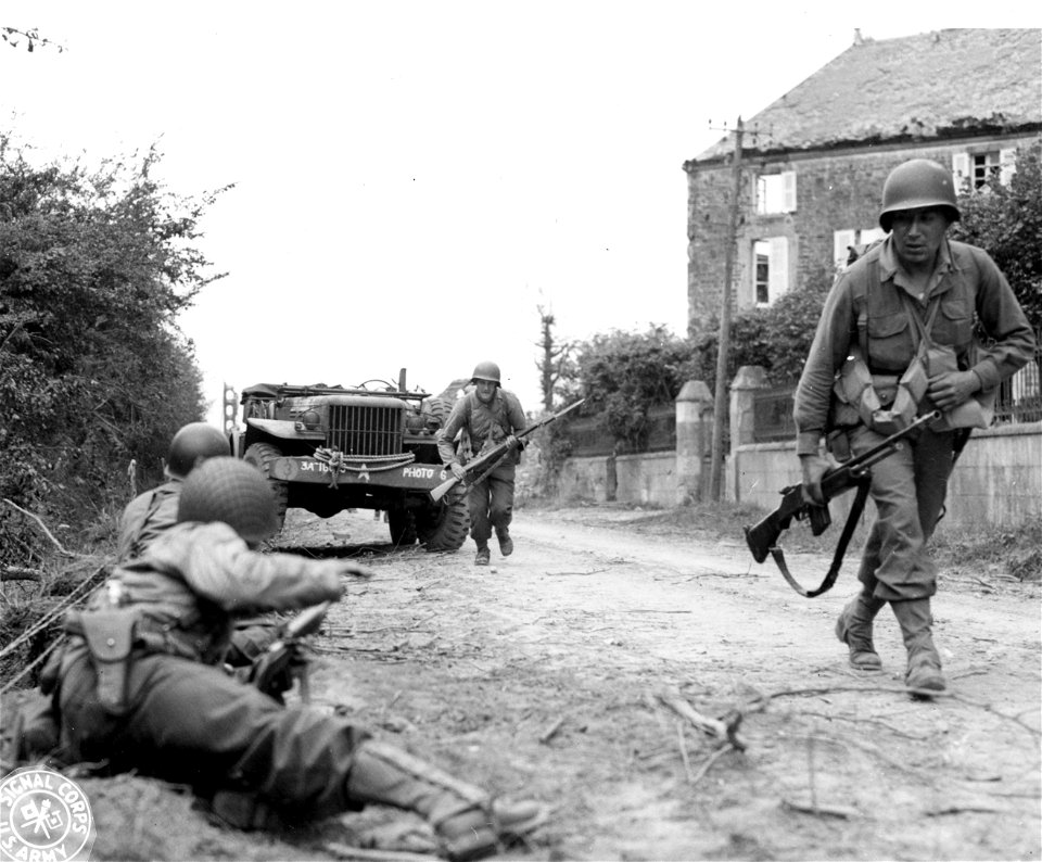 SC 270803 - Infantry troops entering in Haye Du Puis. 9 July, 1944.