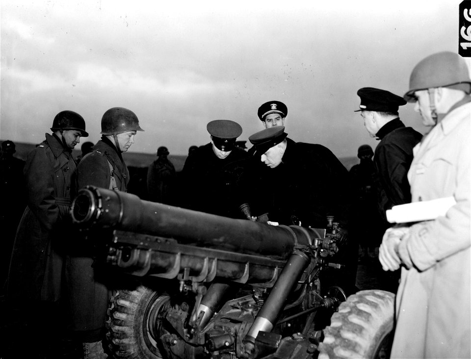 SC 405053 - Russian naval officers inspecting 105mm at U.S. Assault Training Center. 21 February, 1944.