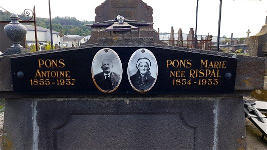 Tombe au cimetière de Riom-es-Montagne