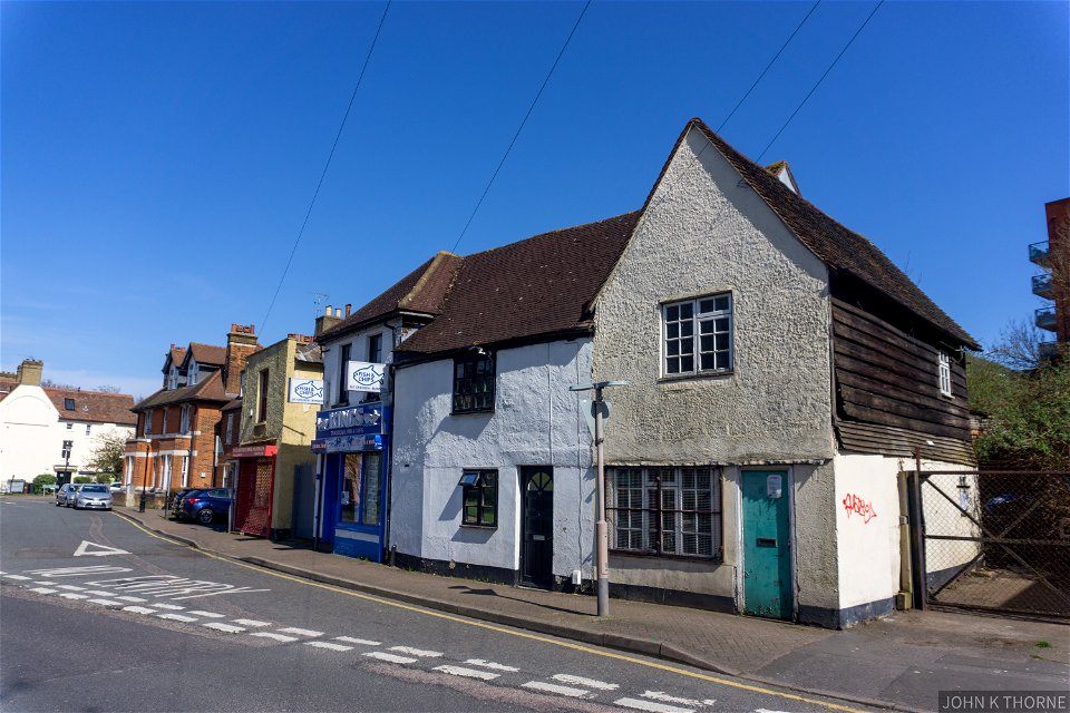 91 HIGH STREET ST MARY CRAY KENT. C16 dwelling with crown post roof. At risk of collapse.