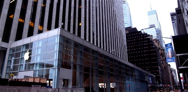 Apple , 5th Ave - Bloomberg Tower , Lexington Ave - Manhattan - New York - USA photo