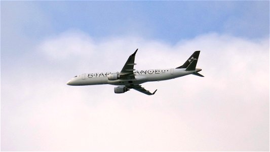 Embraer E195LR I-ADJV Air Dolomiti (Star Alliance Livery) from Milan (7700 ft.)