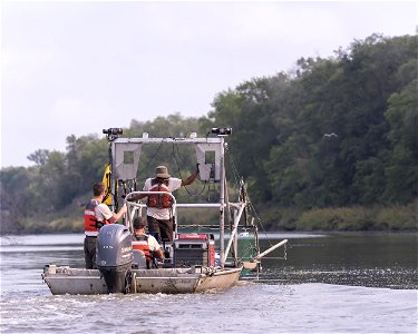 Invasive Carp Research on the James River in South Dakota. Photo: Sam Stukel (USFWS)