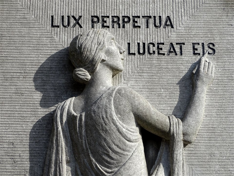 Begraafplaats Tongerseweg Maastricht, lux perpetua luceat eis, laat eeuwig licht op hen schijnen,