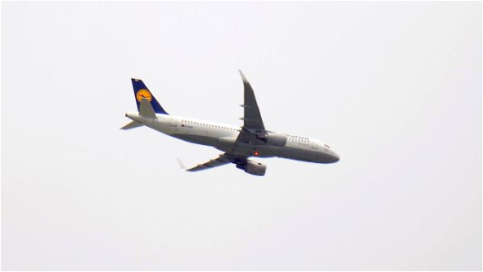 Airbus A320-214 D-AIUS Lufthansa from Barcelona (7800 ft.) photo