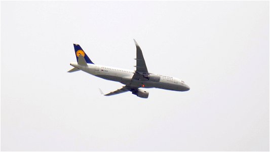 Airbus A320-214 D-AIUS Lufthansa from Barcelona (7800 ft.)