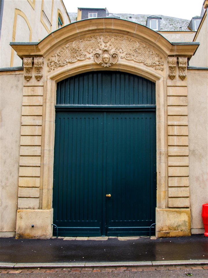 La porte au fronton plus que losangé