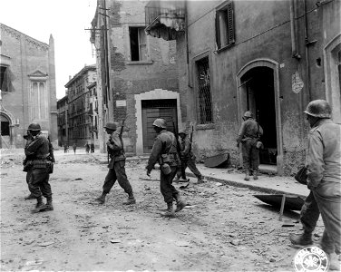 SC 270878 - Troops of "G" Co., 2nd Bn., 10th Mtn. Div., go through newly liberated Verona to clear it for temporary quarters. April, 1945.