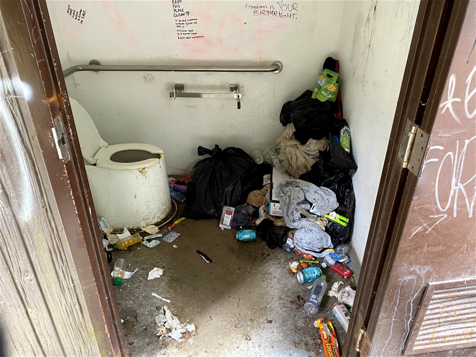 Trash and vandalism at Umpqua Hot bsprings on the Umpqua National Forest