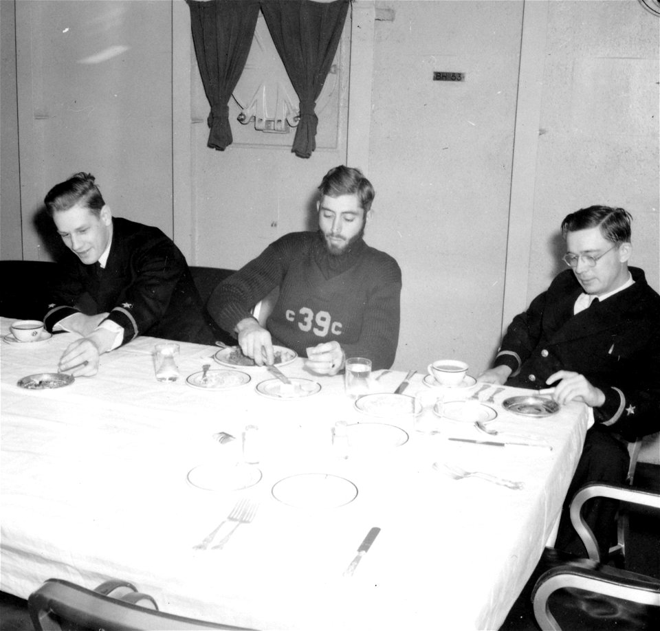 SC 364361 - Lt. Comdr. Danis, skipper of the U.S.S. "Kearny" at lunch with Comdr. Fiske and officer of the Vulcan.