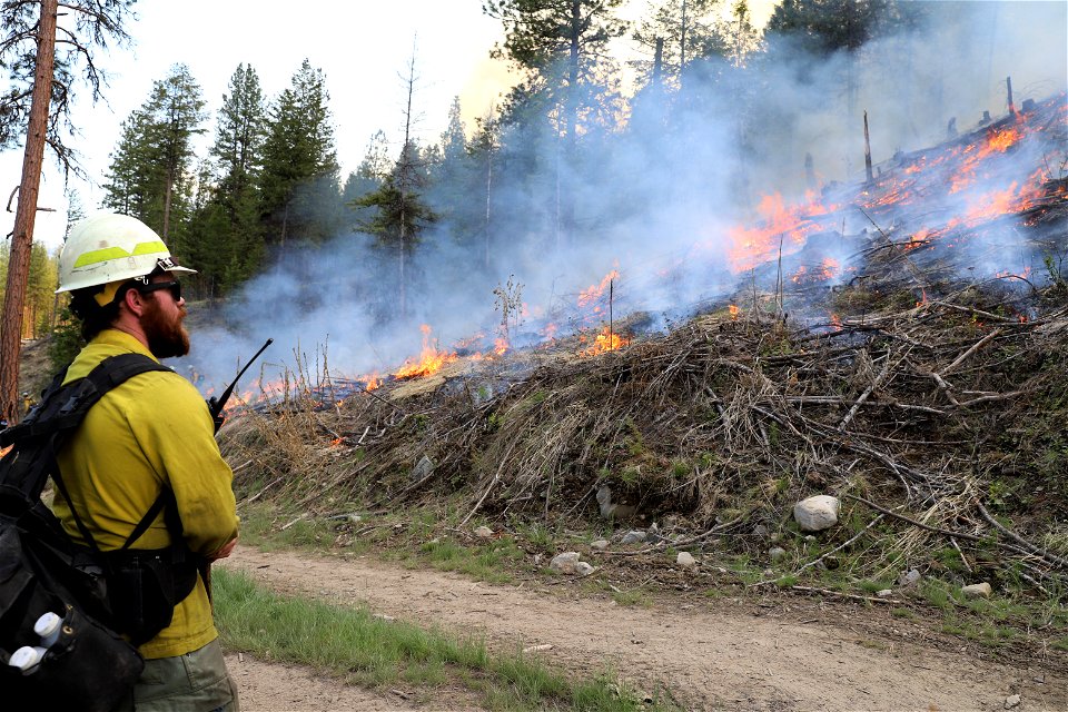 ColvilleNationalForestPrescribedBurnsMay2023_RoadFuelsBurning
