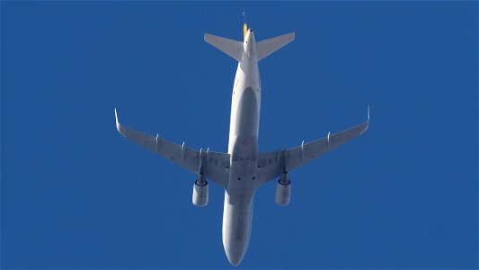 Airbus A320-214 D-AIUV Lufthansa from Malaga (5500 ft.)