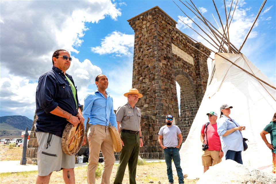 North Entrance teepee installation event: Cam Sholly and Tribal members (4)