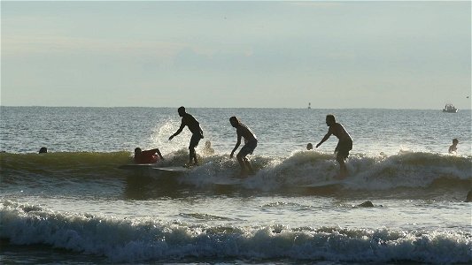 MULTI RIDER WAVE AFTER WAVE-P1930315