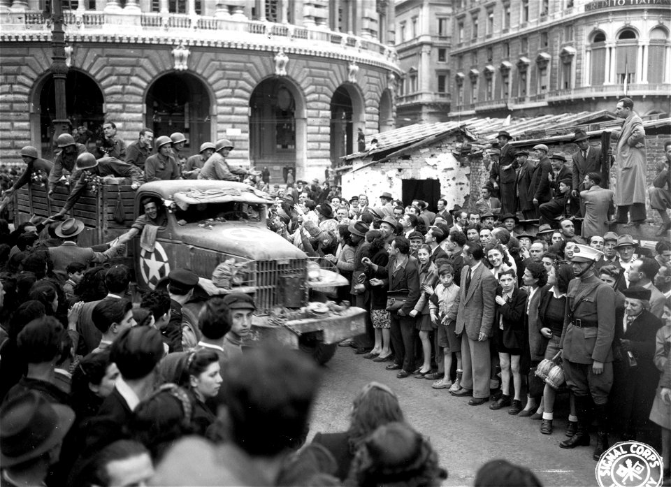 SC 337142 - American soldiers being greeted by civilians in Genoa. 21 April, 1945.