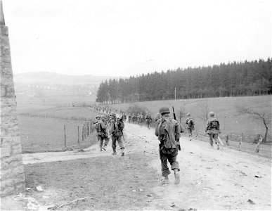 SC 270694 - 5th Infantry Division troops of the 1st U.S. Army advance on the town of Recklinghausen, Germany.