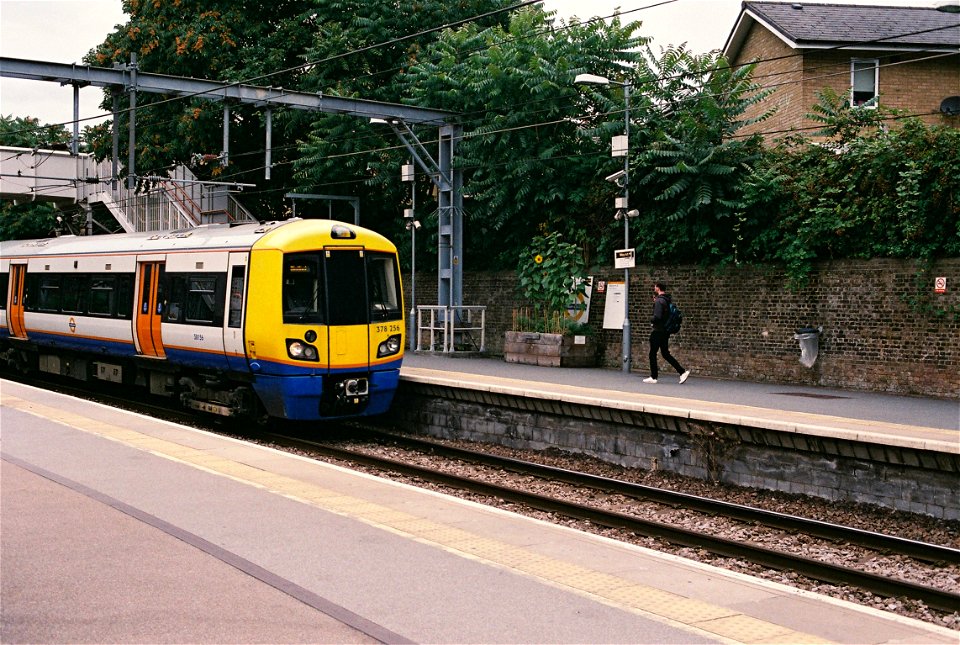 London Overground unit 378 256 At Highbury & Islington