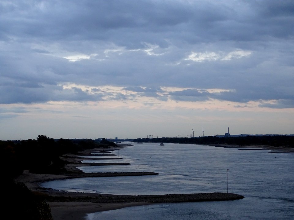 Het blauwe uur stroomt weg via de Waal
