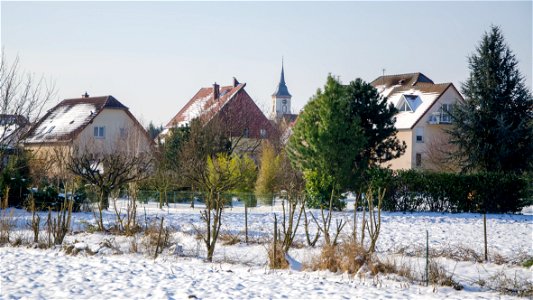 Église de Bischoffsheim depuis les jardins enneigés