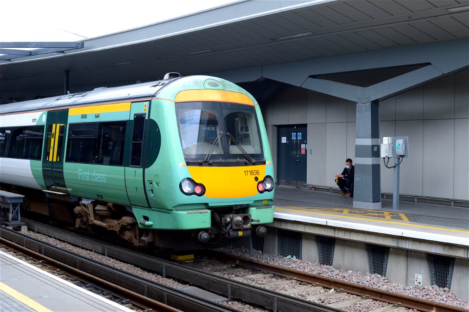 171806 Diesel unit in London Bridge platform 10 about to depart for Uckfield.