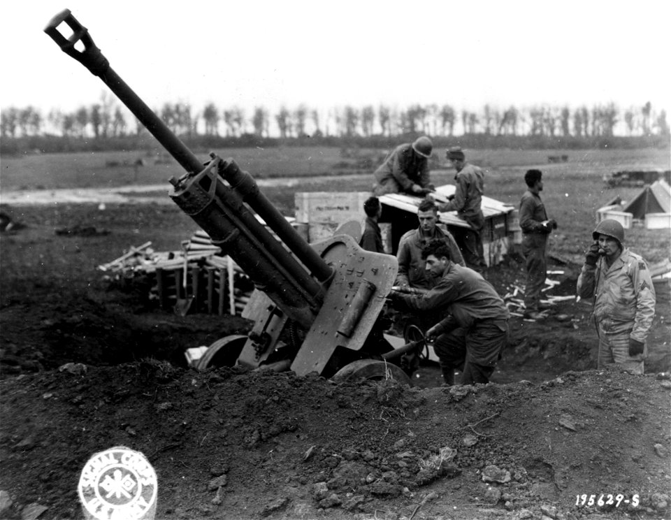 SC 195629-S - Yank gun crew with Russian piece, somewhere in France.