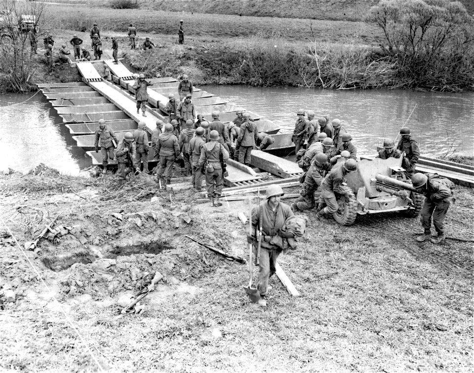 SC 335356 - It's only a little pontoon bridge, but Engrs. knew there was a war on when they labored for two days under all kinds of enemy fire to build it...