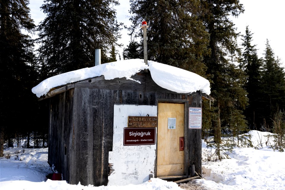 Siŋiaġruk shelter cabin.