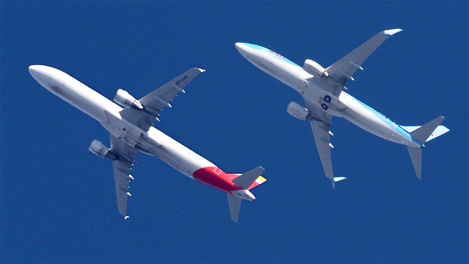 Airbus A321-212 EC-IJN Iberia to Madrid (15400 ft.) & Boeing 737-8K5 D-AHLK TUI to Fuerteventura (17000 ft.)