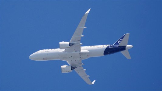 Airbus A320-271N D-AINZ Lufthansa from Palma de Mallorca (8800 ft.) photo