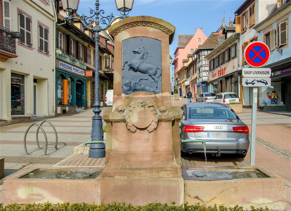 Petite fontaine à la licorne photo