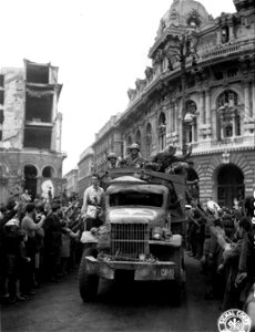 SC 337143 - American soldiers being greeted by civilians in Genoa. 21 April, 1945.