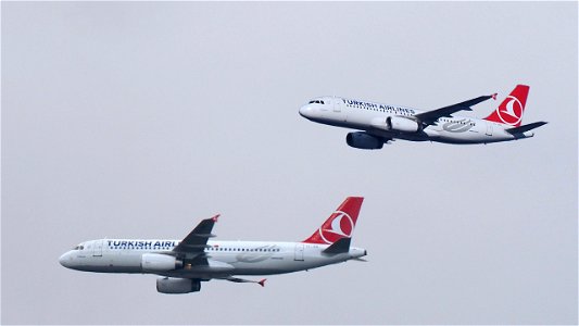 Airbus A320-232 TC-JPR Turkish Airlines from Samsun (6300 ft.) photo