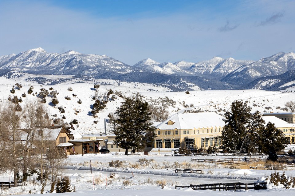The Mammoth Hot Springs General Store and the Terrace Grill in the snow (1)