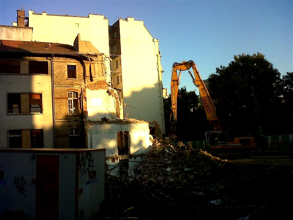 IMG00059-La destruction du batiment Maurice Lamy, Hôpital Necker-Enfants malades, Paris 15e20110929-0839