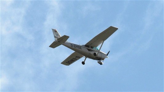 Cessna 172N Skyhawk II  D-EMOE  AirCharter (3800 ft. )