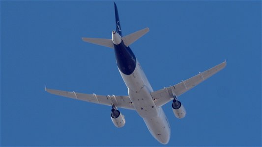 Airbus A320-214 D-AIZD Lufthansa from Porto (6500 ft.)