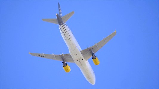 Airbus A320-214 EC-LLJ Vueling from Barcelona (7800 ft.) photo