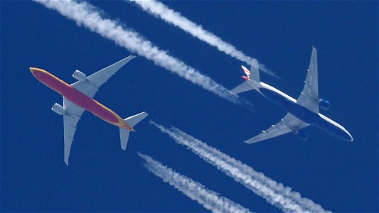 Two Boeing 777 in opposite directions: