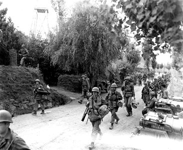 SC 348873 - Troops of the 19th Regt., 24th Inf. Div., advance toward the Naktong River. 19 September, 1950. photo