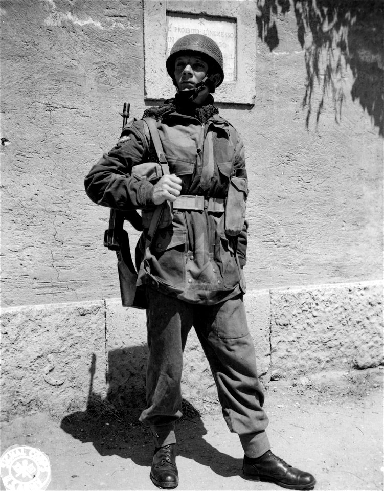 SC 198874 - The new type British paratrooper uniform used to acquaint ground troops with identifying it. Rome, Italy. 20 July, 1944.