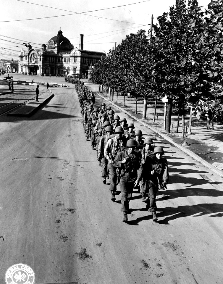 SC 270790 - The 32nd Inf. Regt., 7th Div., marches thru the streets of of Kyongsong to their barracks.