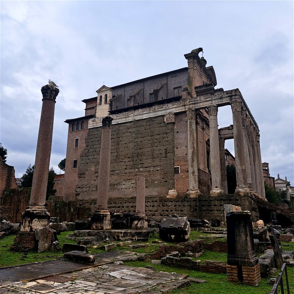Side View Antonio e Faustina Templo Roman Forum Rome Italy