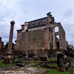 Side View Antonio e Faustina Templo Roman Forum Rome Italy
