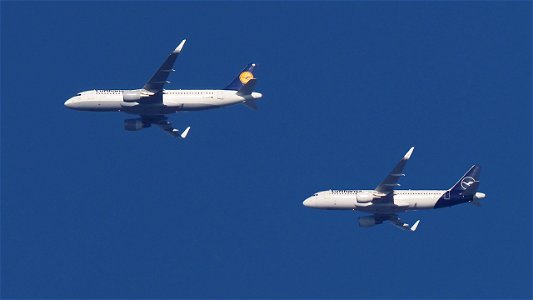 Two Lufthansa Airbus A320-214 approaching Munich: