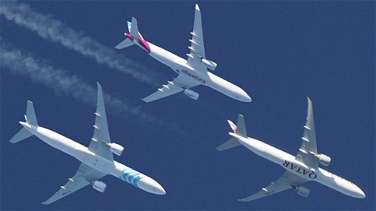 Three huge planes from the north to the south: photo