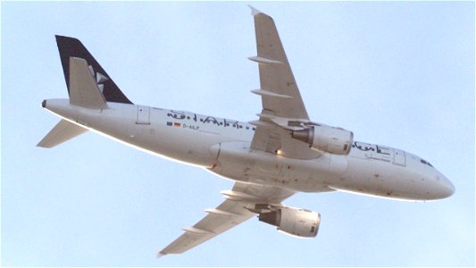 Airbus A319-114 D-AILP Lufthansa (Star Alliance Livery) from Marseille (4900 ft.).jpg