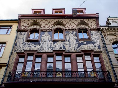 Façade aux superbe peintures de la guilde des colocataires / Fassade mit prächtigen Gemälden die Zunft zu Hausgenossen photo
