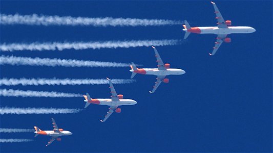 Four easyjet Airbusses "evacuating" England:
