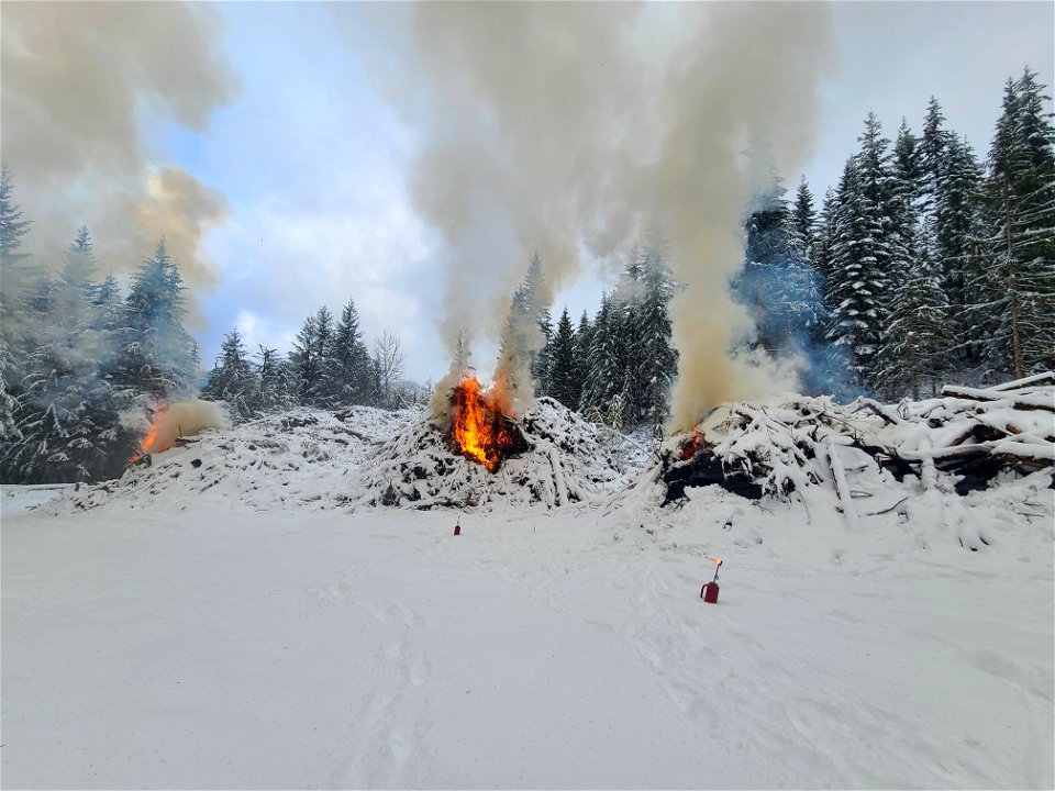 Pile burning on the Gifford Pinchot National Forest on Nove 30, 2022. Snowy conditions reduce the risk of fires escaping safety perimeters while still allowing burn objectives to be accomplished.