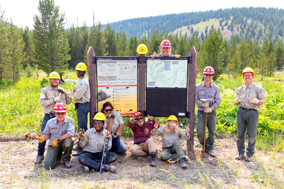 YCC Alpha Crew 2021 Grizzly Lake Trailhead sign install:finished product